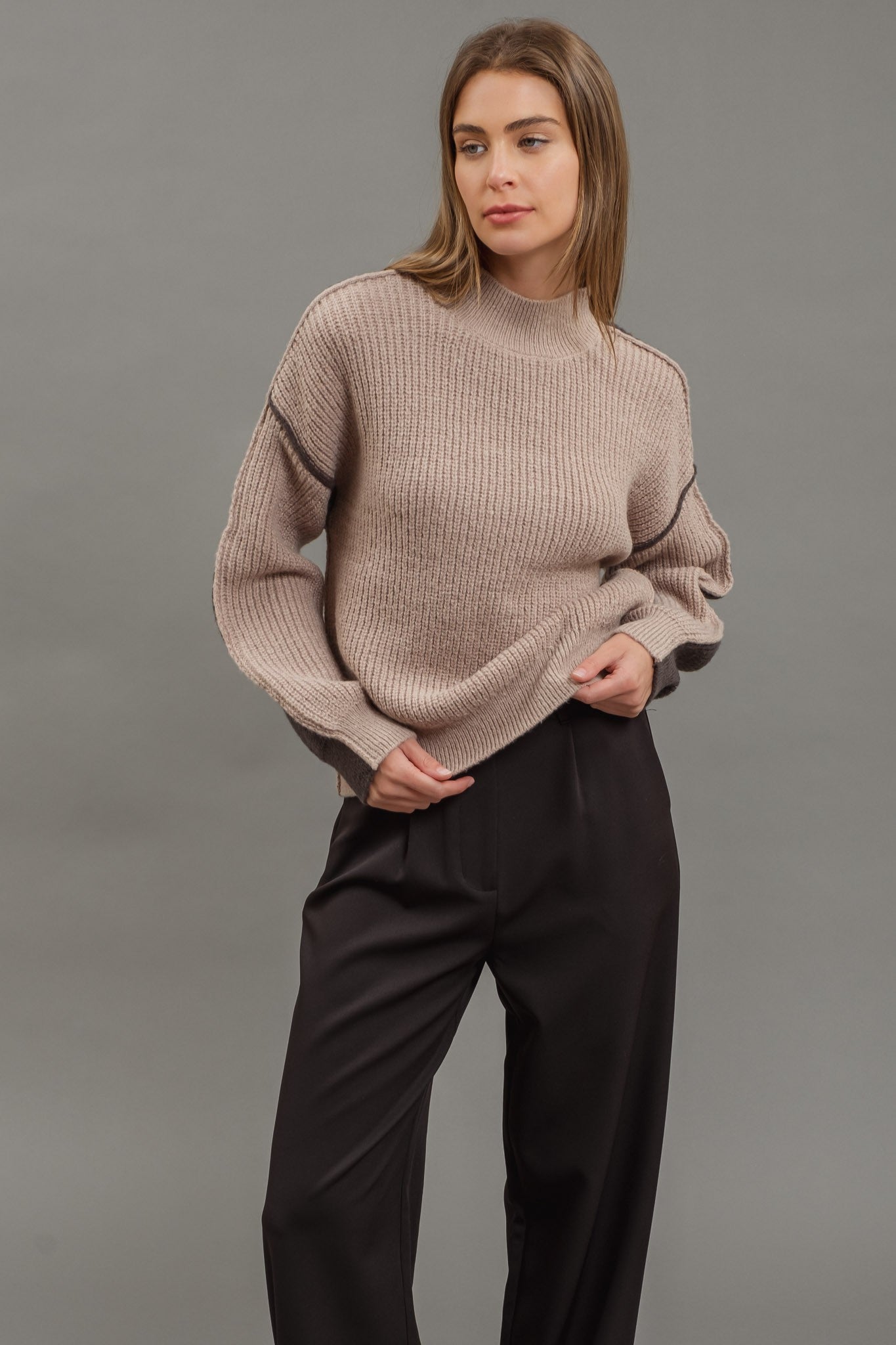 COLOR BLOCKED TURTLENECK SWEATER